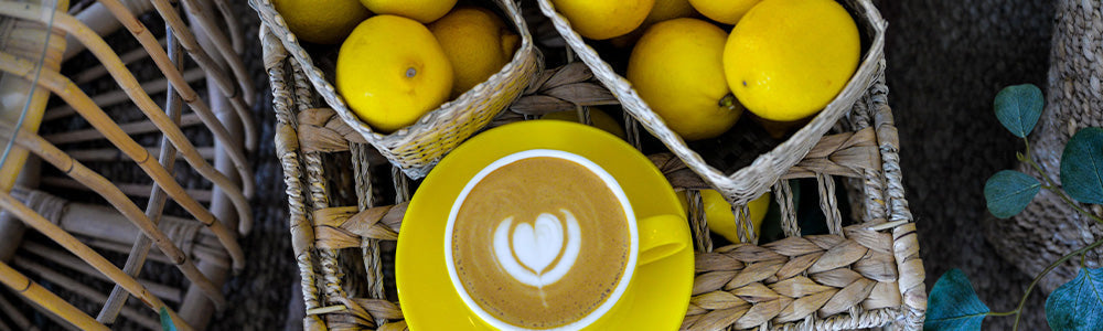 🍋☕ Kava z limono – zdrav čudež ali le kisla fora?