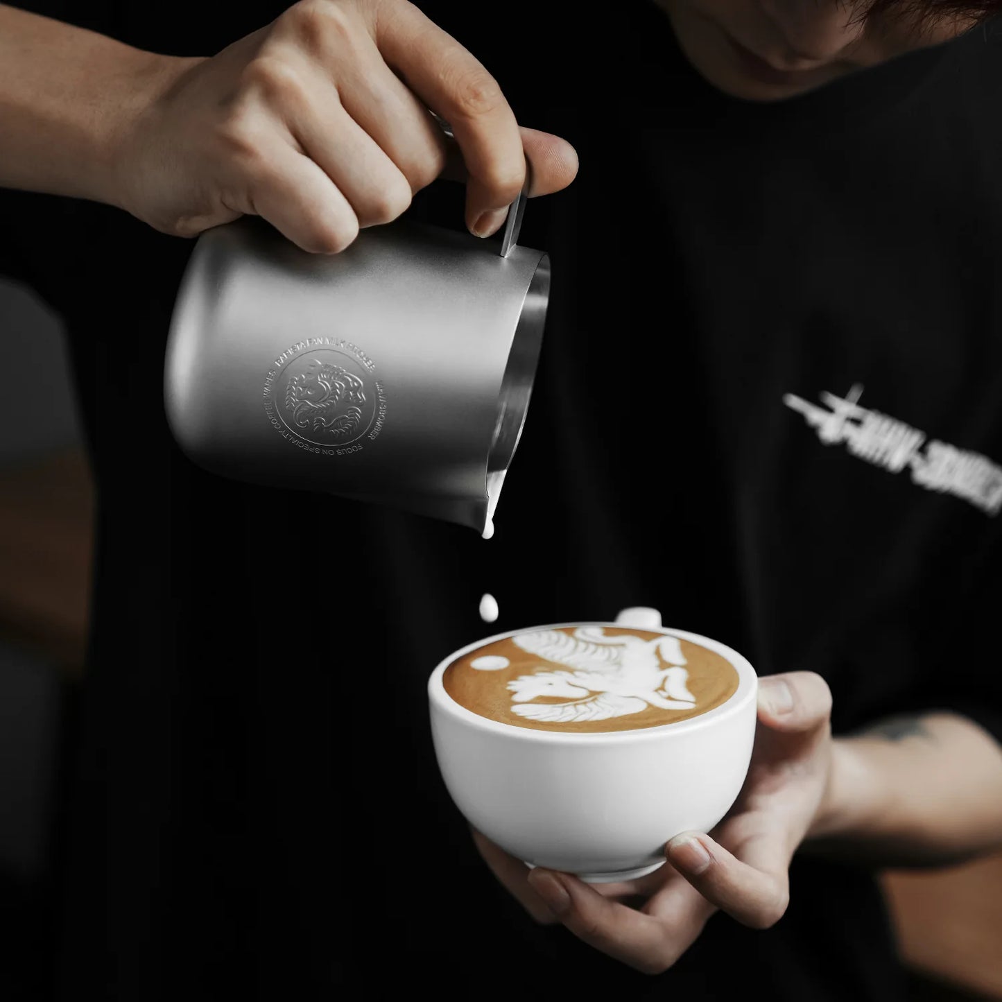 Vrč za mlijeko MHW-3BOMBER FF (Champion Collaboration) – srebrni