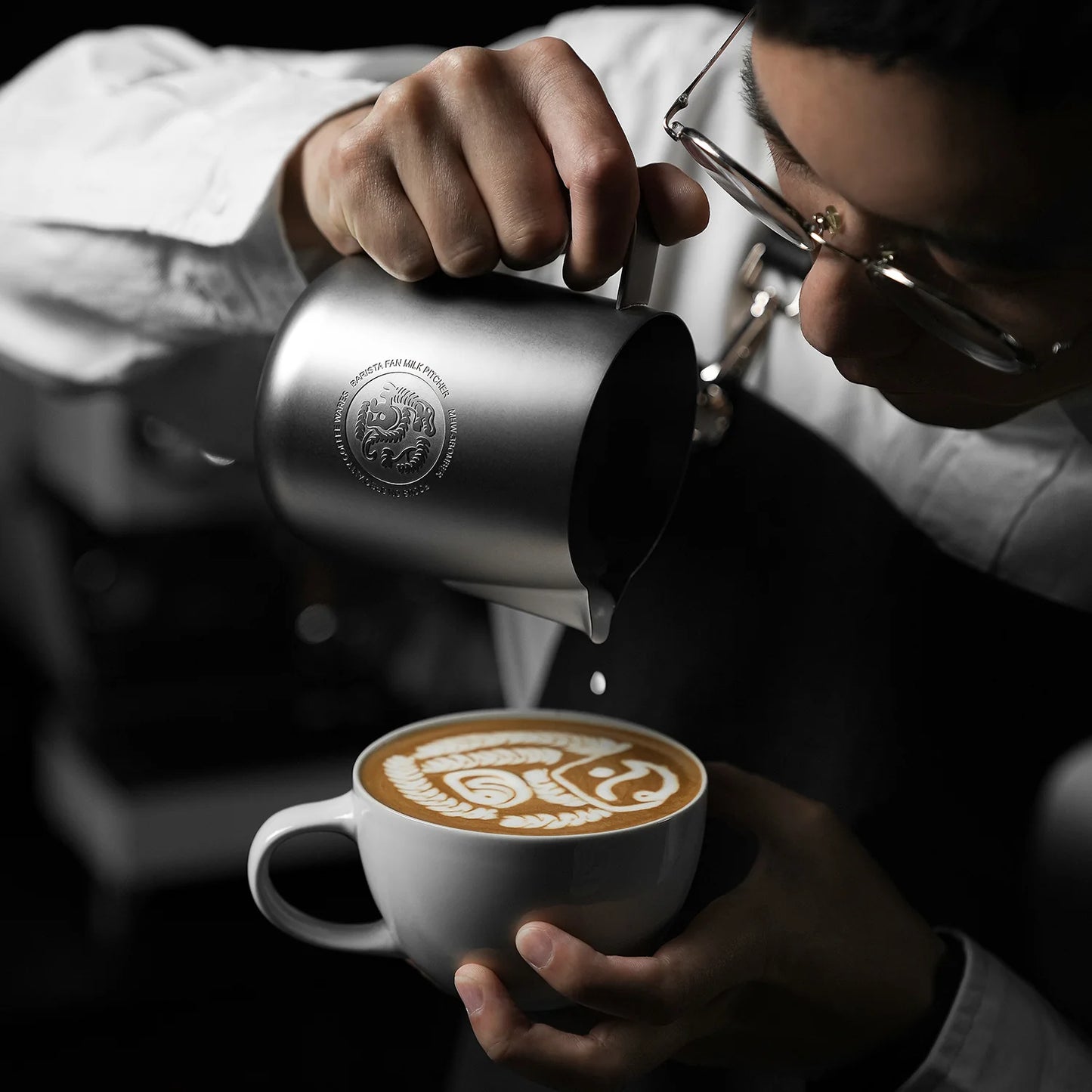 Vrč za mlijeko MHW-3BOMBER FF (Champion Collaboration) – srebrni