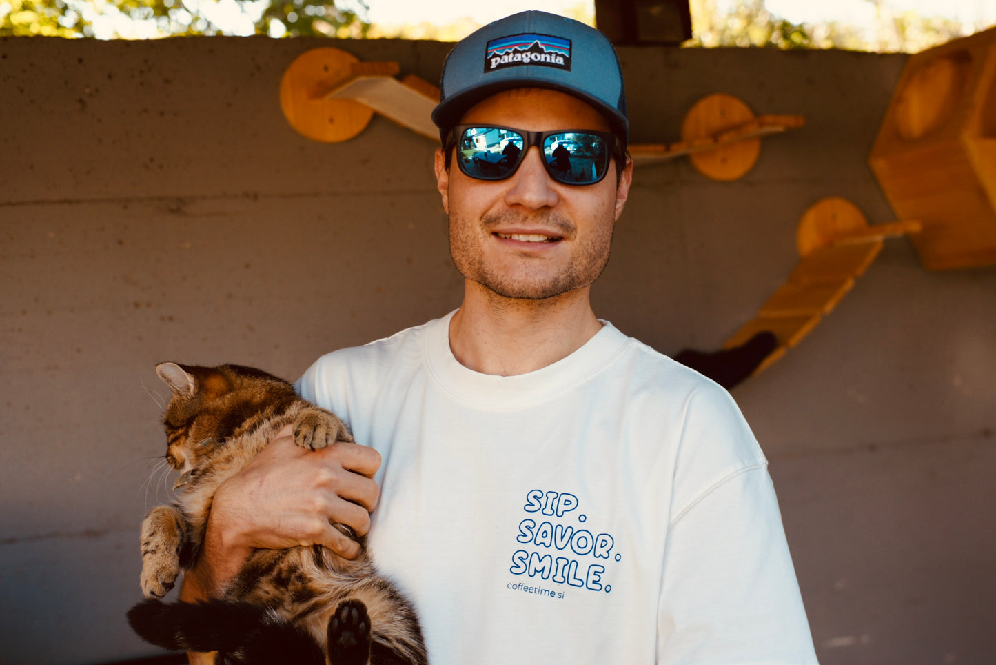 Majica kratkih rukava s natpisom "Vrijeme za kavu"